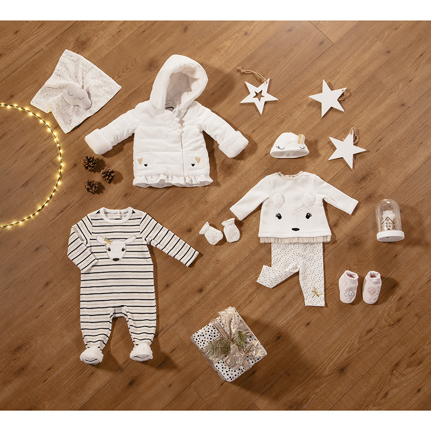 Abrigo alcochado con capucha y forrado con sherpa con corazones bordados  