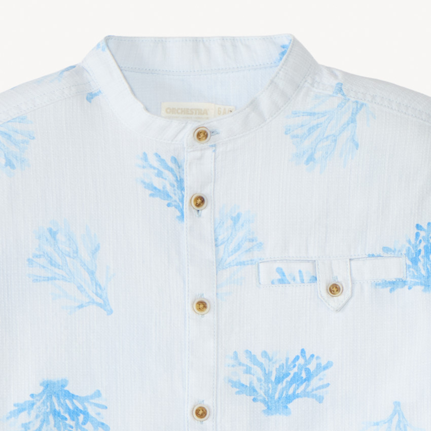 Camisa de manga corta con cuello mao estampada en coral para niño. 