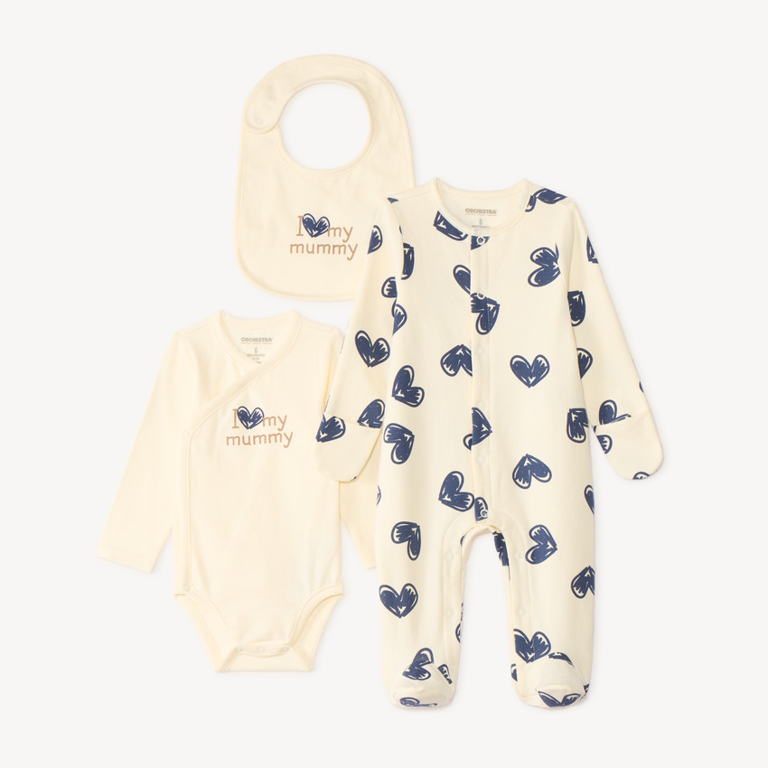 Conjunto de nacimiento de 3 piezas con pijama de corazones. 