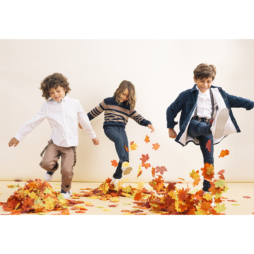 Camisa de manga larga con estampados gráficos all-over y bolsillos  Additional Camisa de manga larga con estampados gráficos all-over y bolsillos