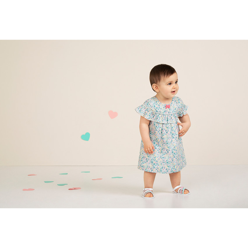 Vestido con volantes y flores estampadas all over 