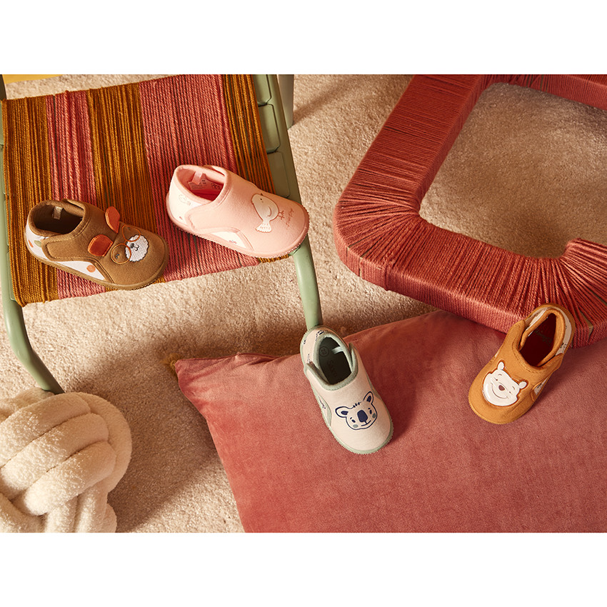 Pantuflas botín con estampado de koalas para bebé niño 