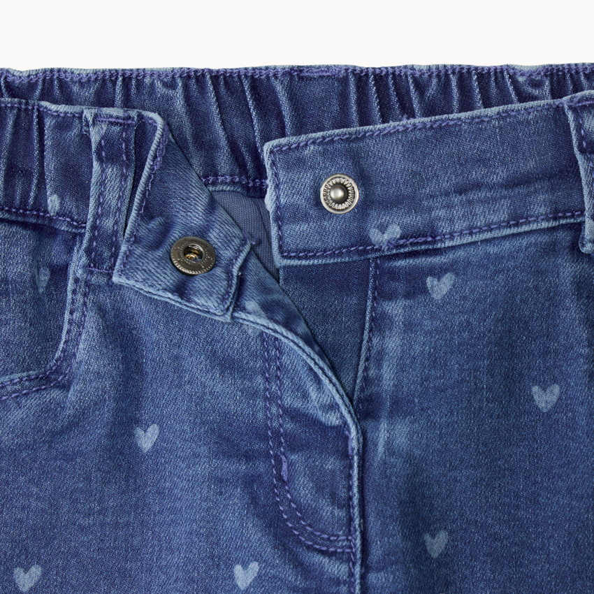 Jean barrel bebé niña estampado corazones 