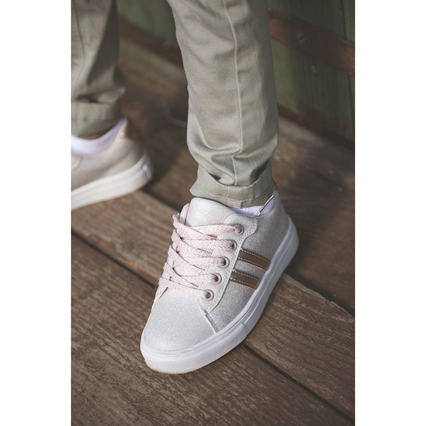 Zapatillas de lona iridiscentes con suela con volumen y bandas brillantes 
