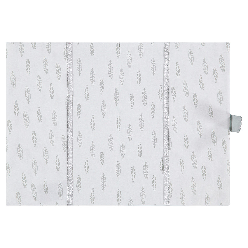 Funda para cartilla de salud con dibujo de plumas plateadas 