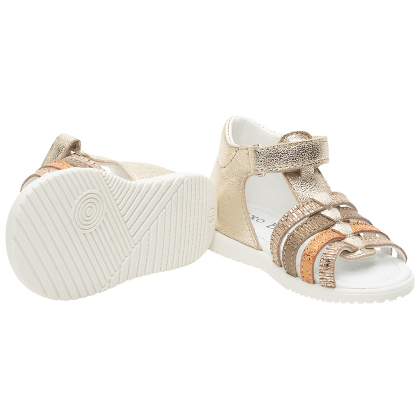 Sandalias brillantes con tiras a contraste 