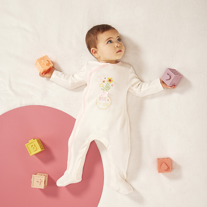 Lote de 2 peleles de efecto acanalado para bebé niña con diferentes aperturas según la edad. 