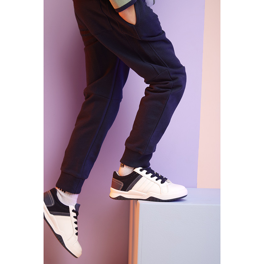 Zapatillas bajas con cordones y empiñaduras para niño 