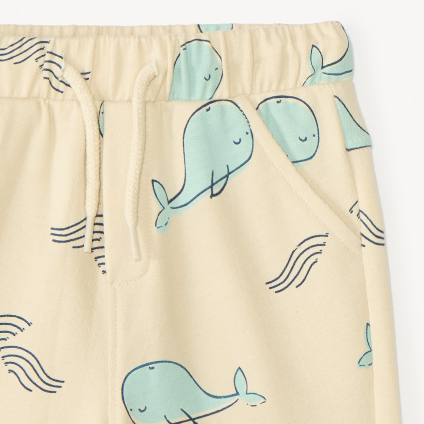 Pantalón corto de punto con estampado de ballena niño. 