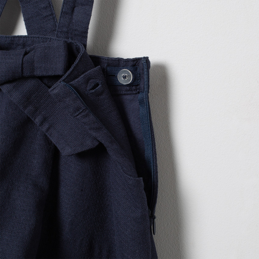 Jupe courte à bretelles et noeud 