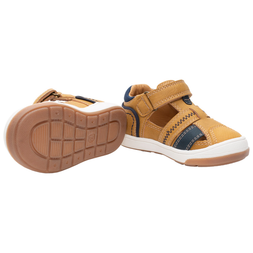 Zapatillas de piel sintética perforadas para niño 