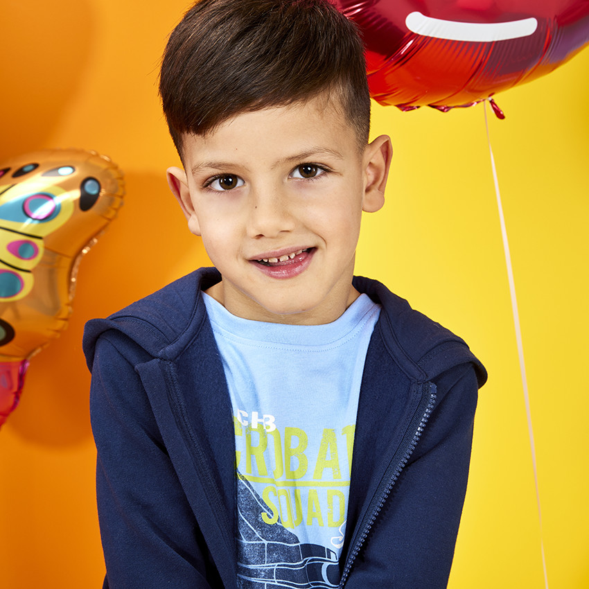 Chaqueta con capucha de felpa lisa para niño 