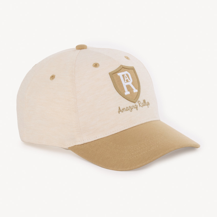 Gorra bicolor con parche bordado para niño. 