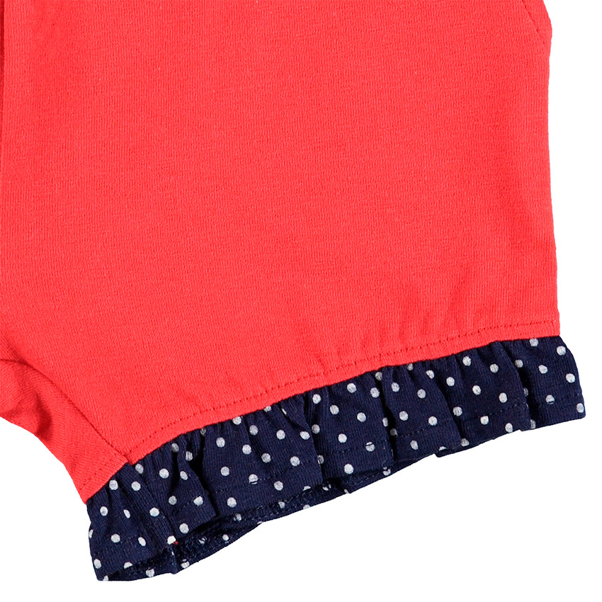 Conjunto con camiseta de rayas y pantalón corto rojo con volantes 
