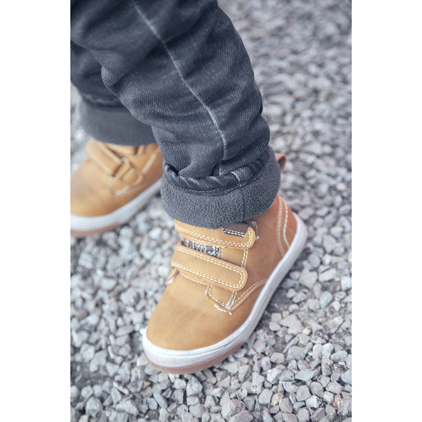 Botines efecto cuero camel con velcro 