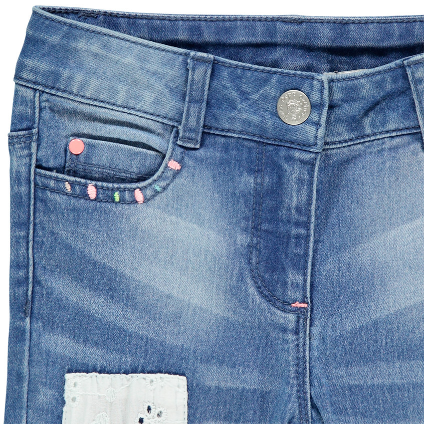 Pantacourt en jean à empiècements en broderie anglaise 