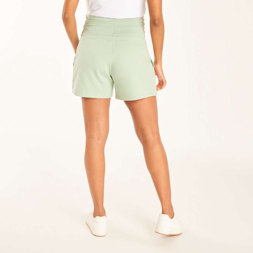 Pantalón corto de maternidad de felpa con banda alta unida. 