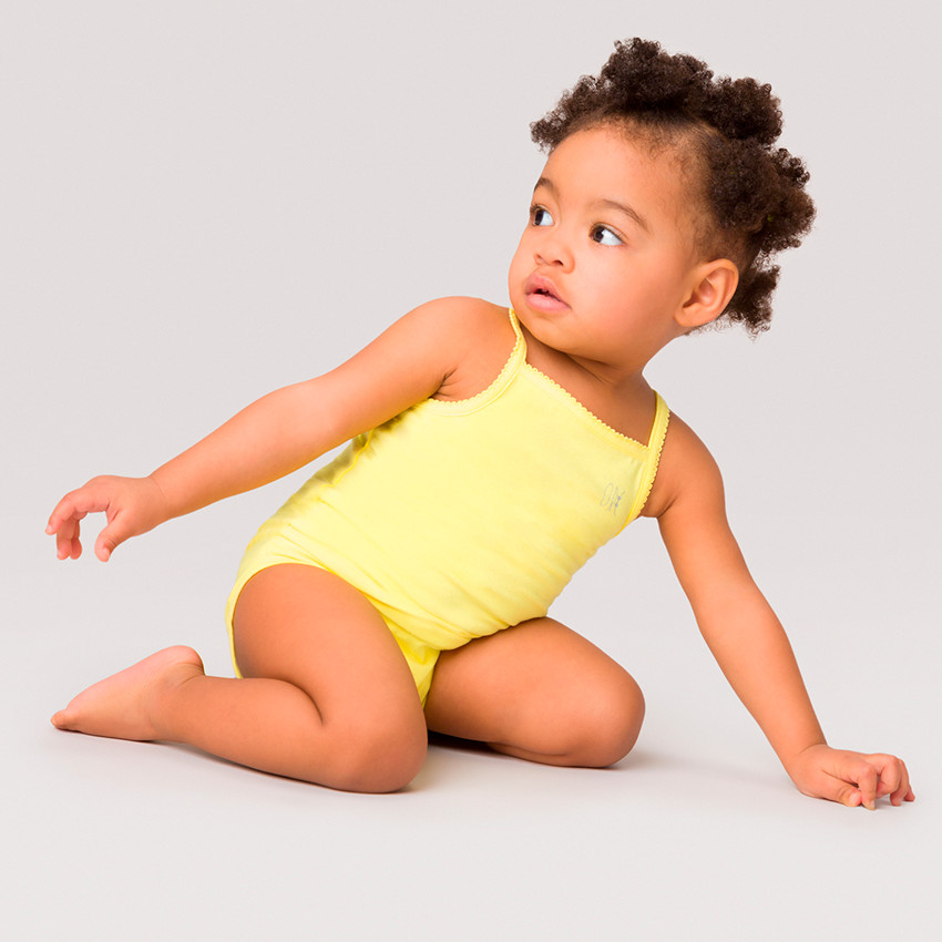 Juego de 3 bodies lisos con tirantes finos 