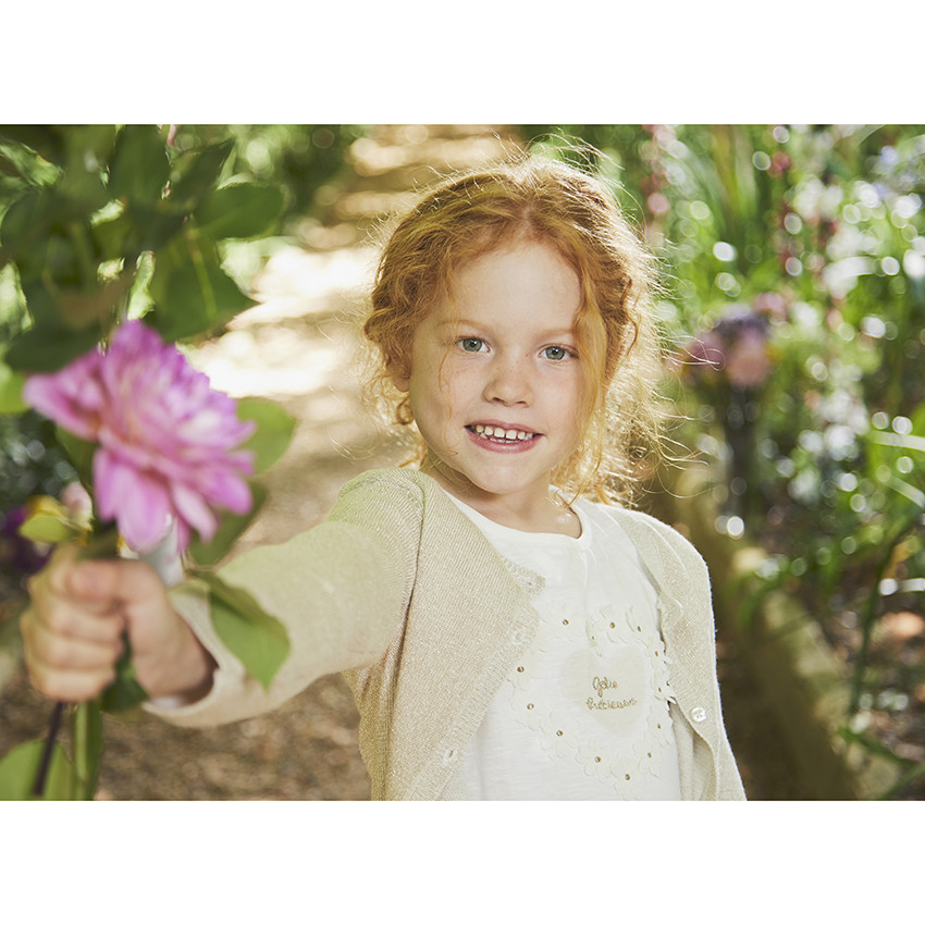 Gilet corto de punto con base festoneada para niña 