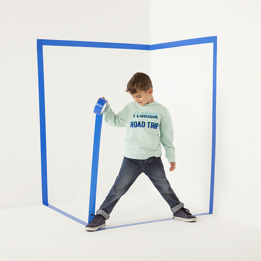 Jeans efecto desgastado y arrugado corte recto niño. 