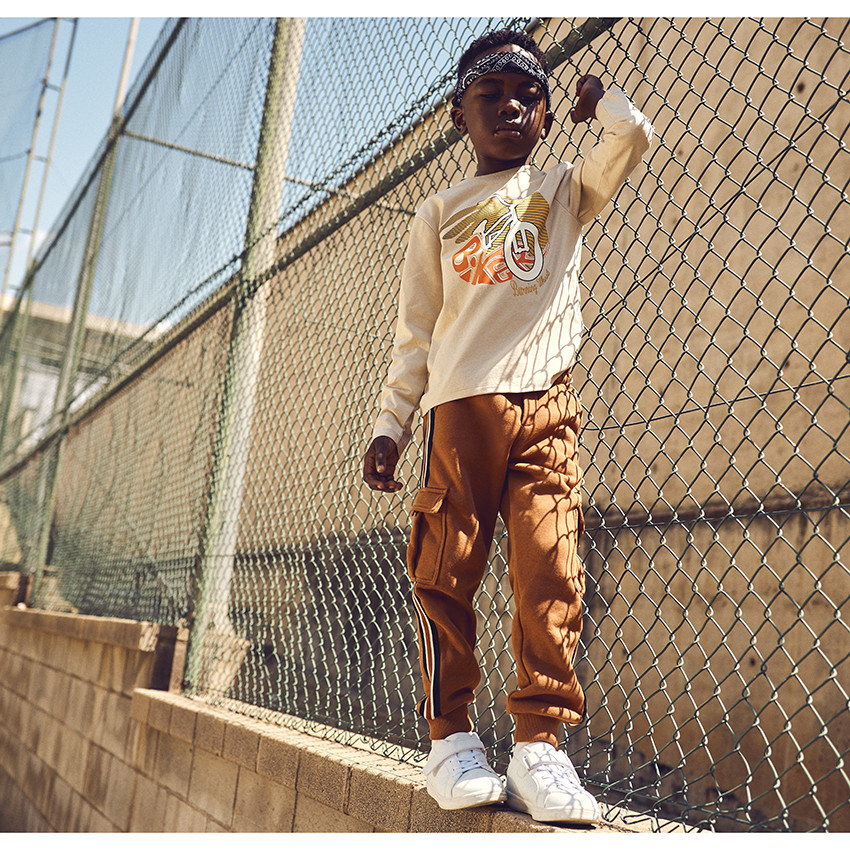 Pantalón jogging estilo cargo para niño 