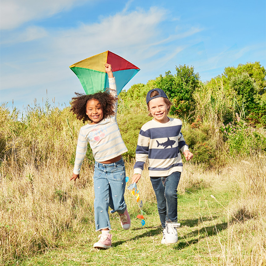 Jeans anchos con nudos bordados para niña 