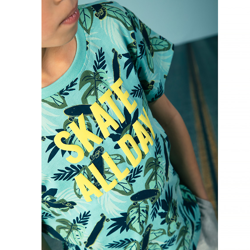 Conjunto camiseta estampado all-over y bermudas  Additional Conjunto camiseta estampado all-over y bermudas