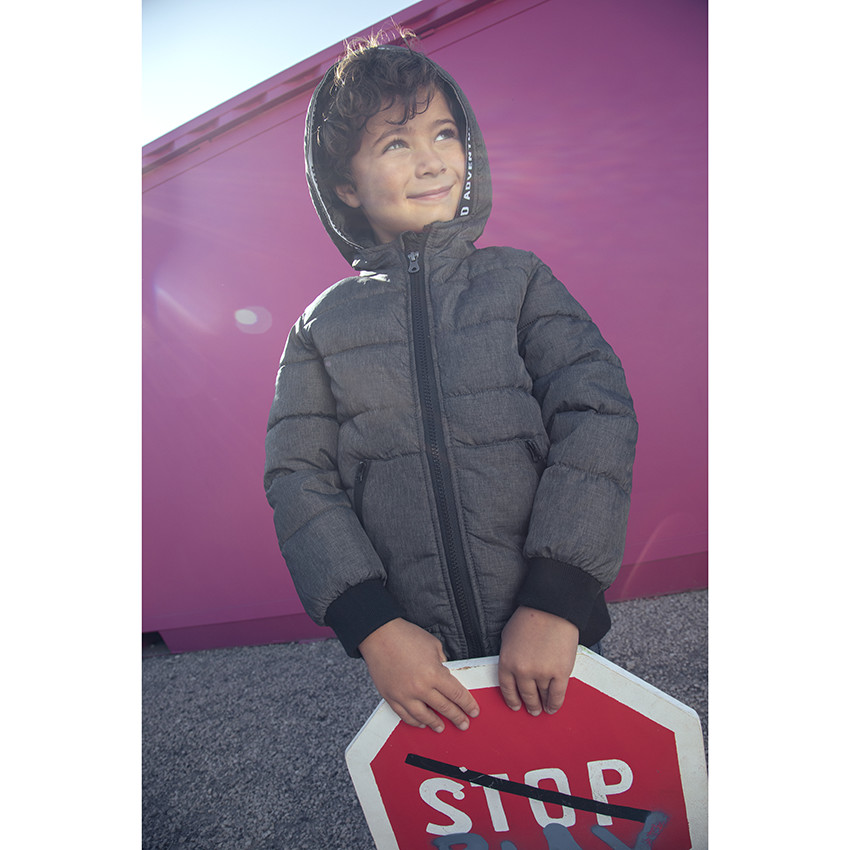 Plumífero acolchado jaspeado con forro micropolar para niño. 