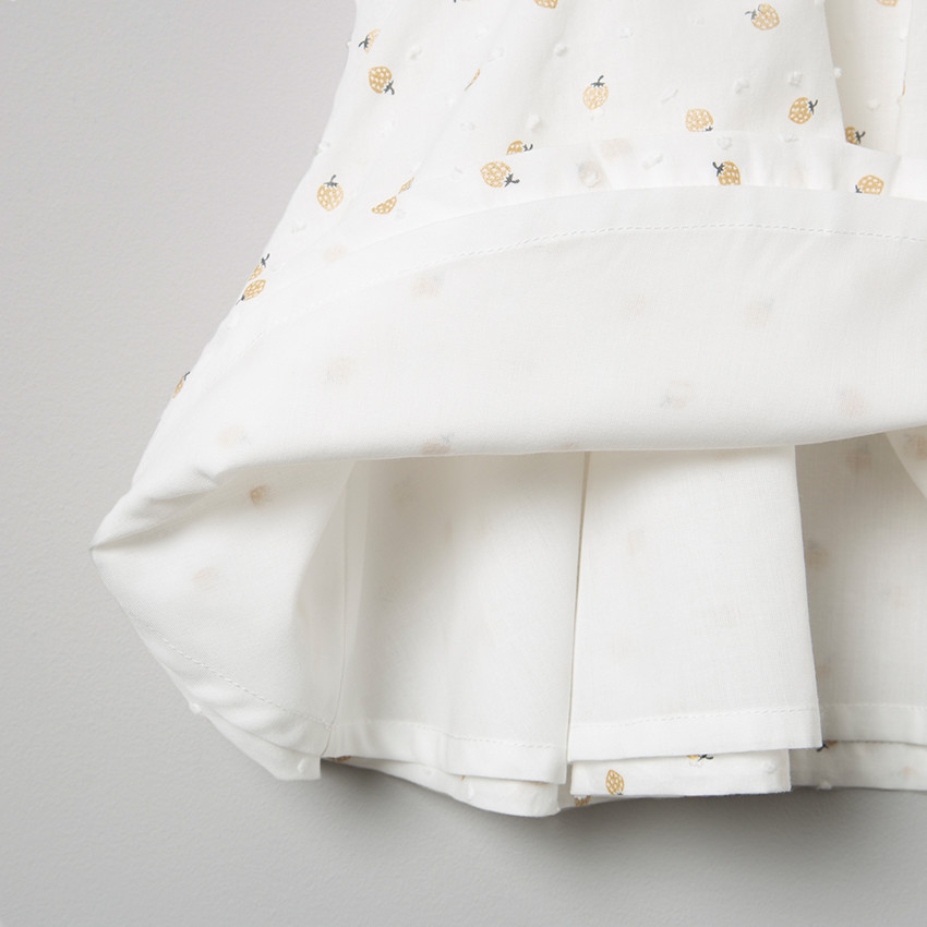 Vestido espaldas al aire estampado fresas all-over y touches de doré 