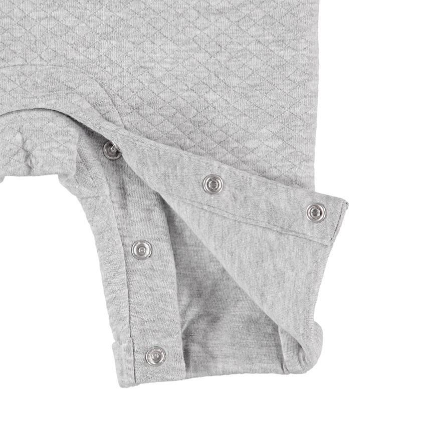 Peto largo de felpa con cruces y dibujo de nube 