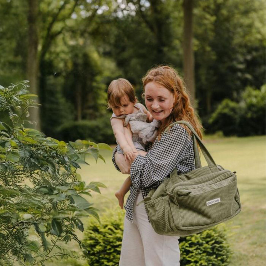 Bolso maternidad Fluffy de pana verde kaki 