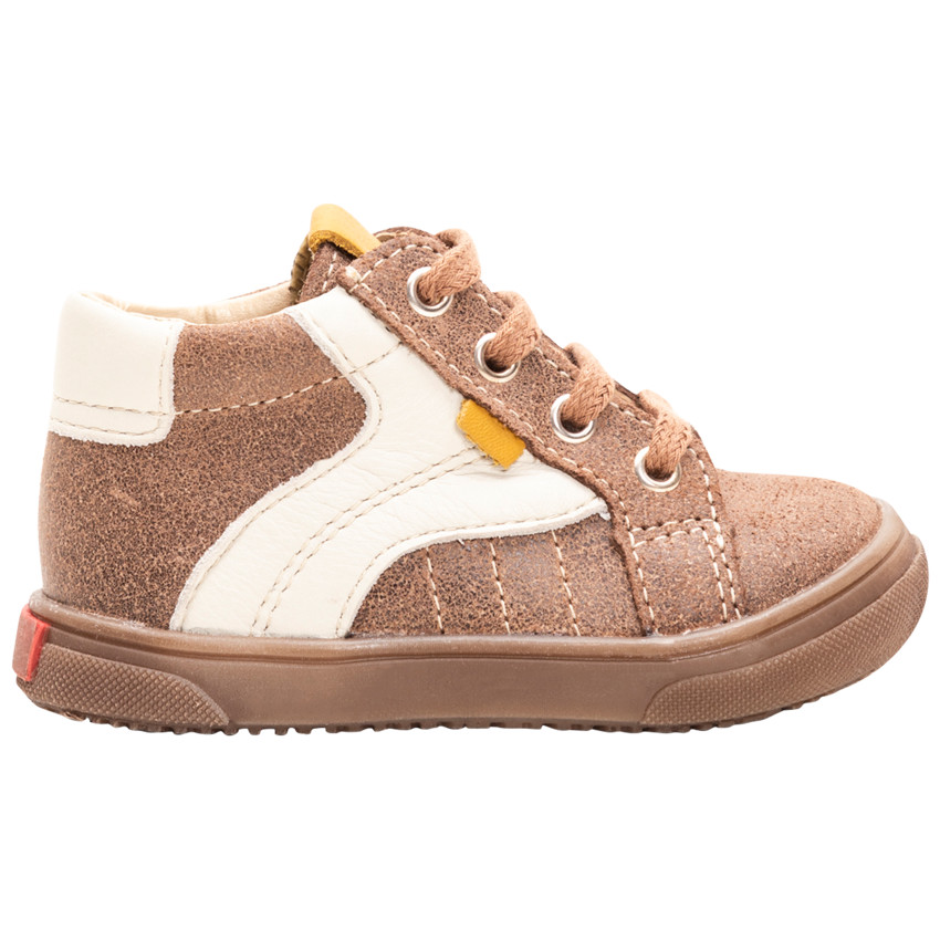 Botas que contrastan de cuero con cordones  