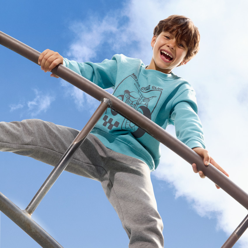 Conjunto de chándal de felpa con estampado fantasía para niño 