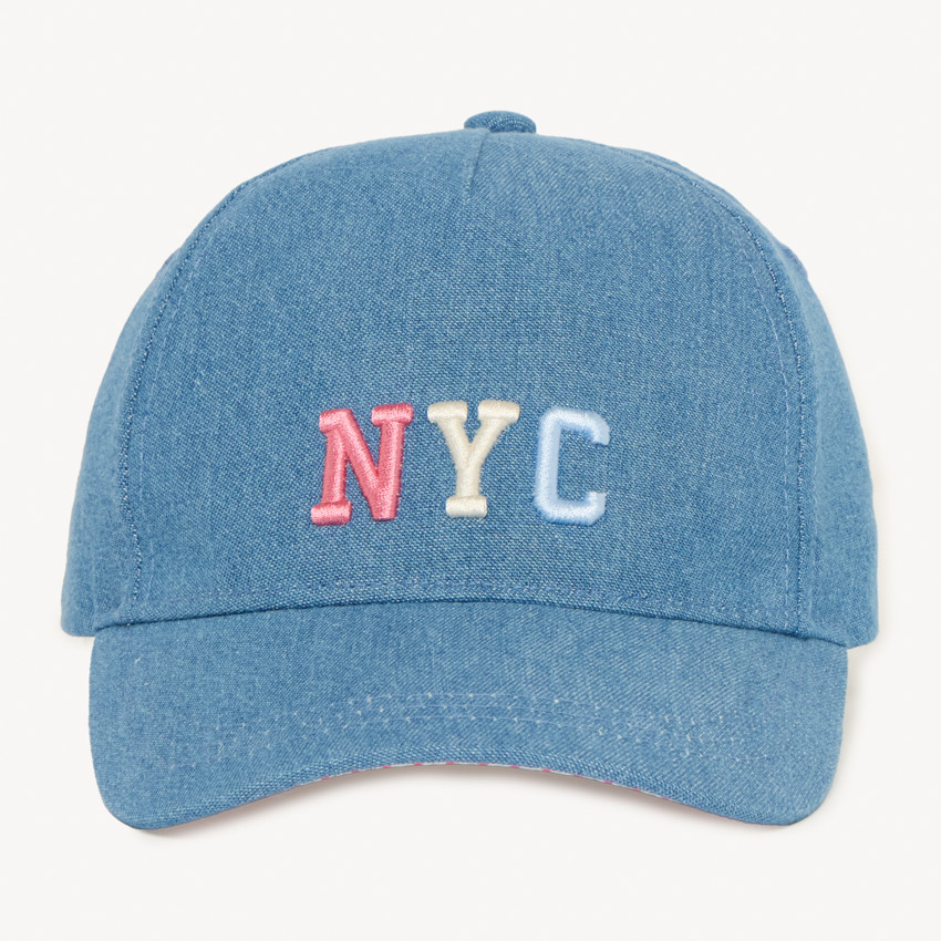 Gorra de mezclilla con bordado "NYC" para niña. 