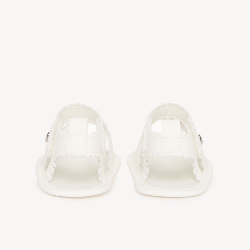 Sandalias abiertas con velcro festonadas blancas para niña bebé 