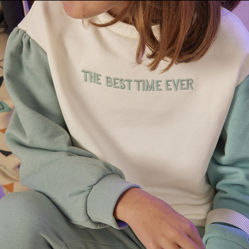 Sudadera efecto color block con bordado niña 