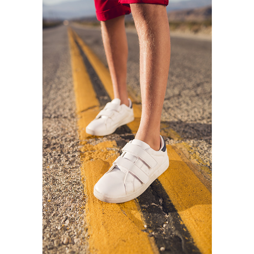 Deportivas bajas de color liso con velcro 