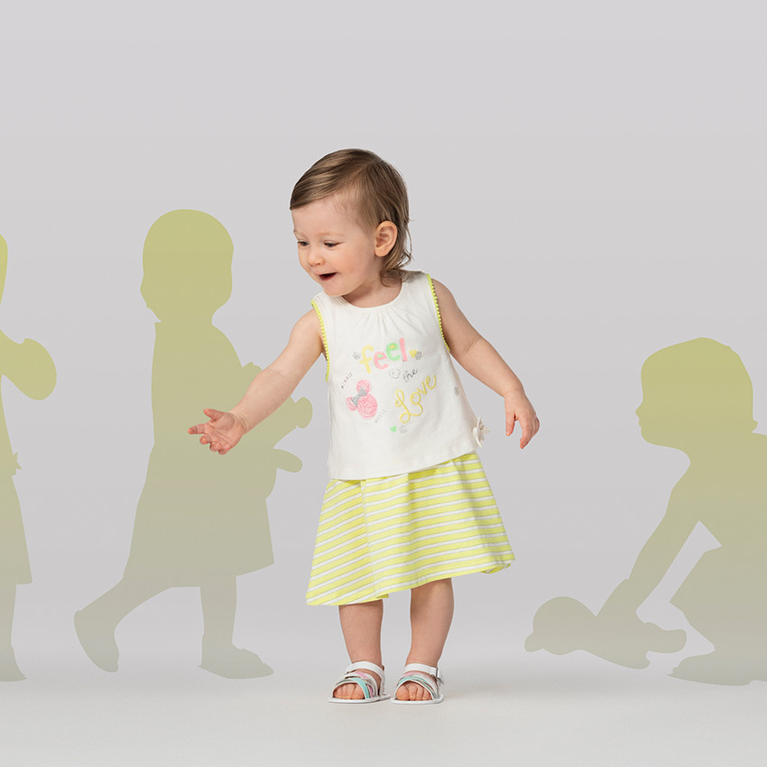 Vestido sin mangas con Minnie estampada ©Disney y brazo de rayas 