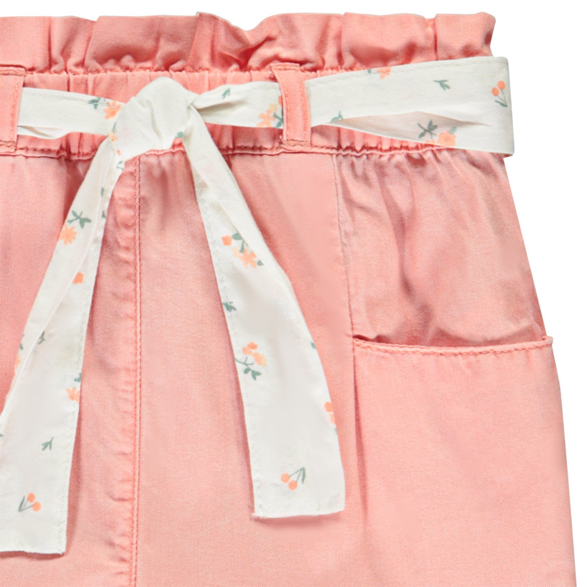Short de tela con cinturón para atar para niña. 