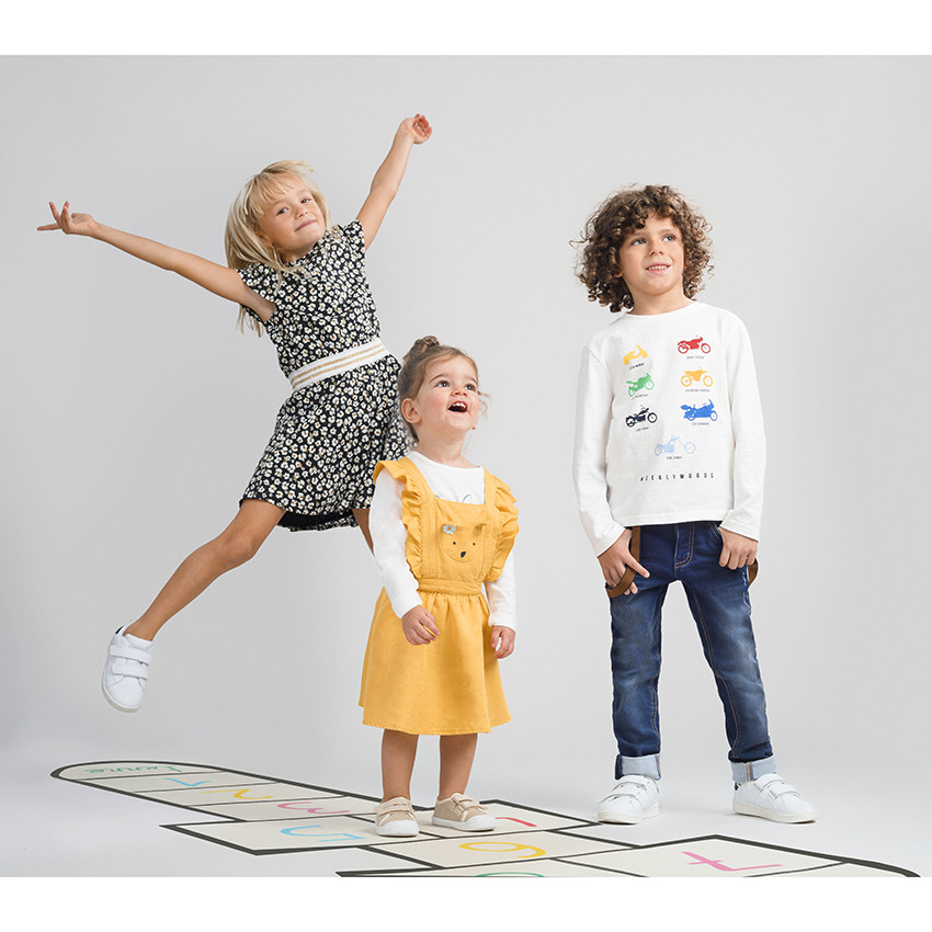 Robe à volants avec animal en relief sur le devant 