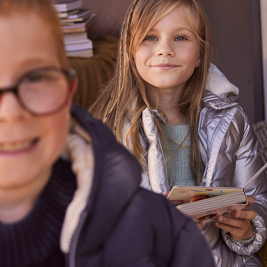 Chaqueta acolchada con capucha de tejido iridiscente forrada en sherpa para niña 