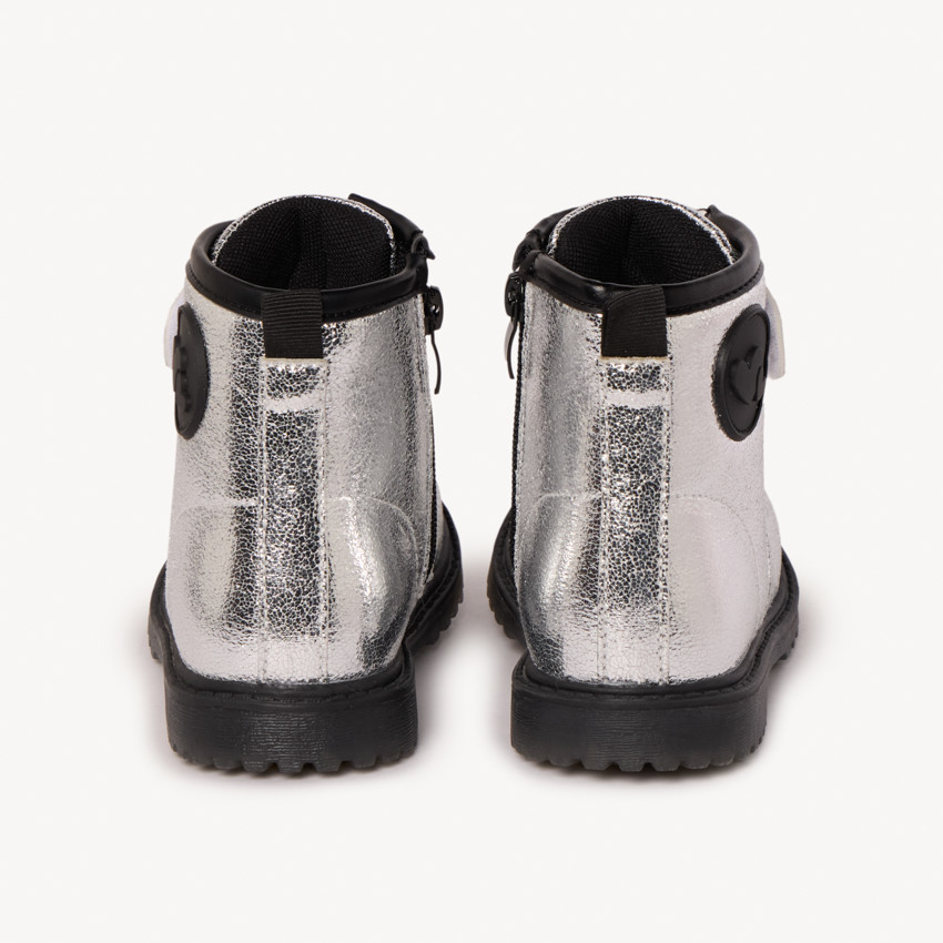 Botines plateados con insignia de corazones para niña 
