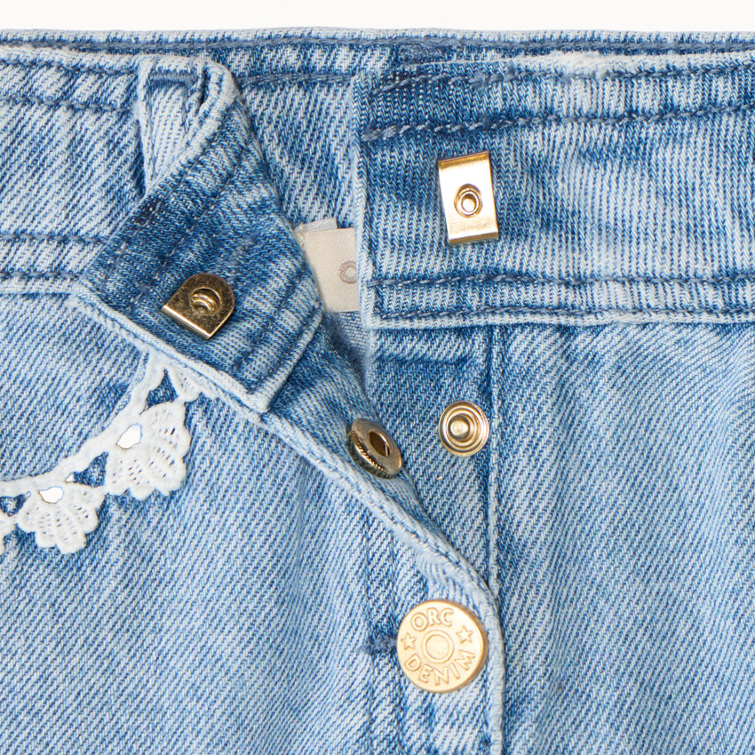 Short de mezclilla con bordado y cintura ajustable para niña. 