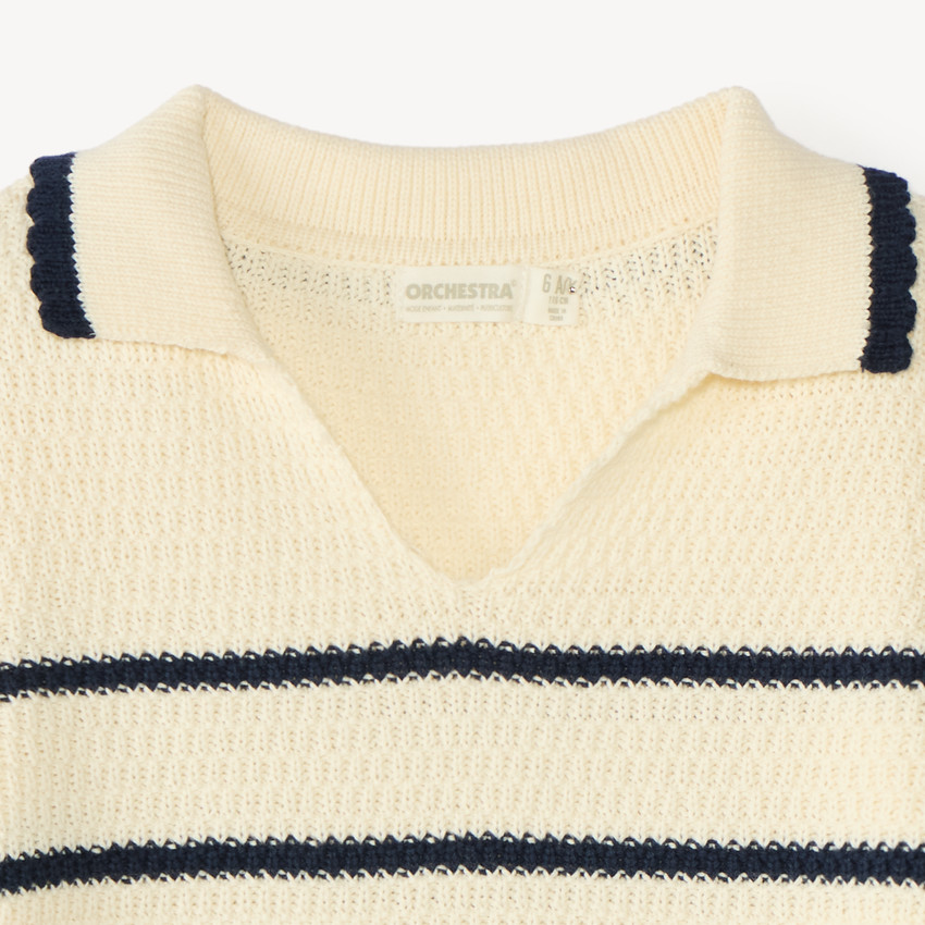 Suéter de niña con cuello tipo polo estilo marinero. 