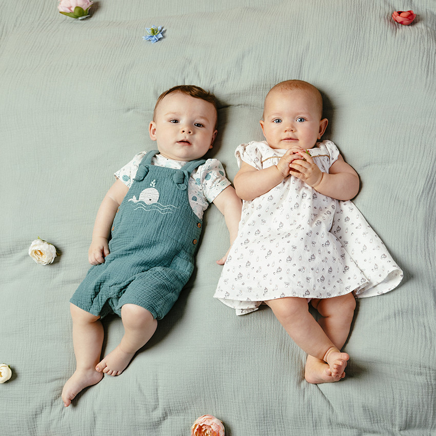 Conjunto con vestido estampado de conejitos y pololo 
