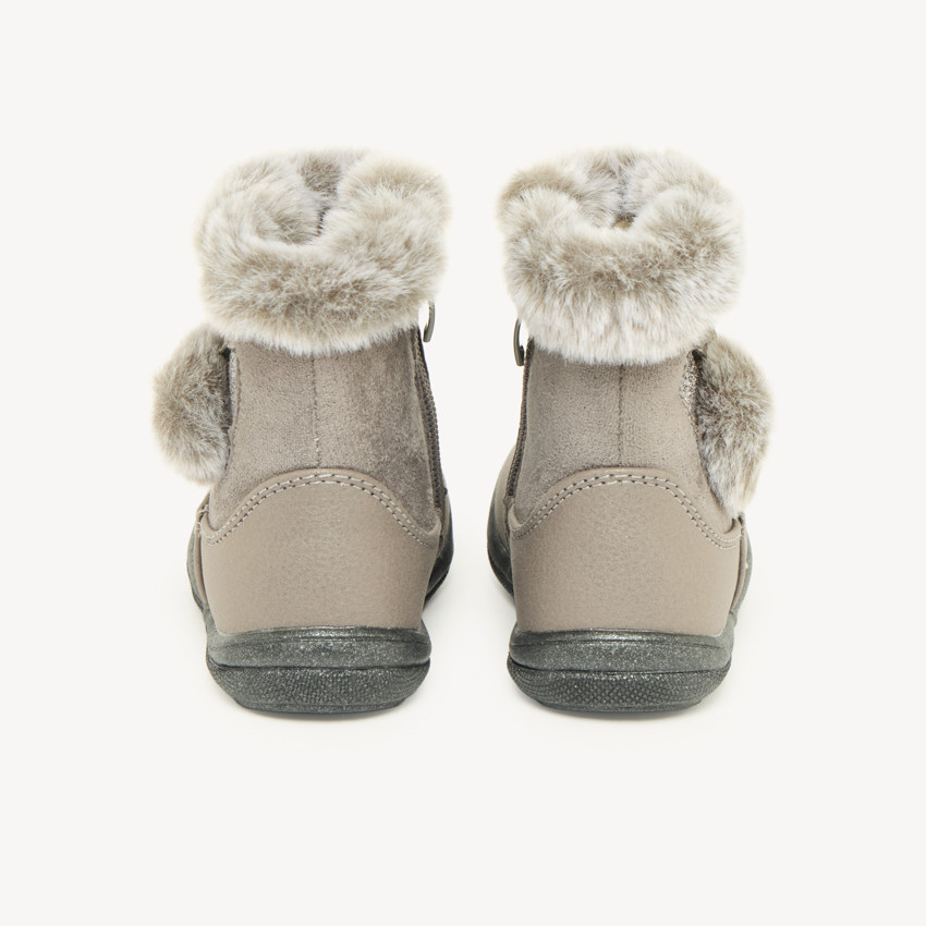 Botines para bebé niña de pelaje sintético y pompón. 