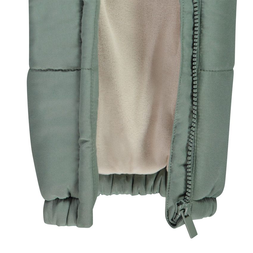 Buzo impermeable de oso para bebé con acabados variados según la edad. 