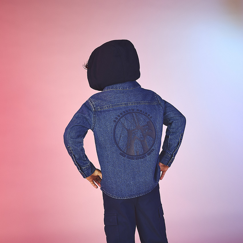 Camisa de mezclilla bordada con capucha desmontable para niño 