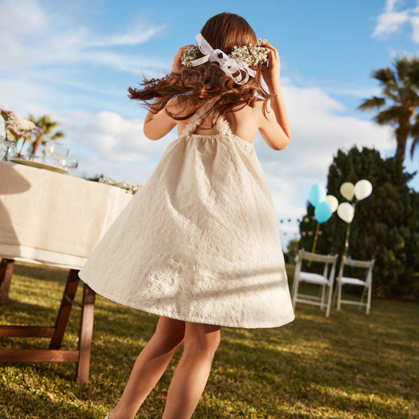 Vestido de tirantes de bordado inglés para niña 