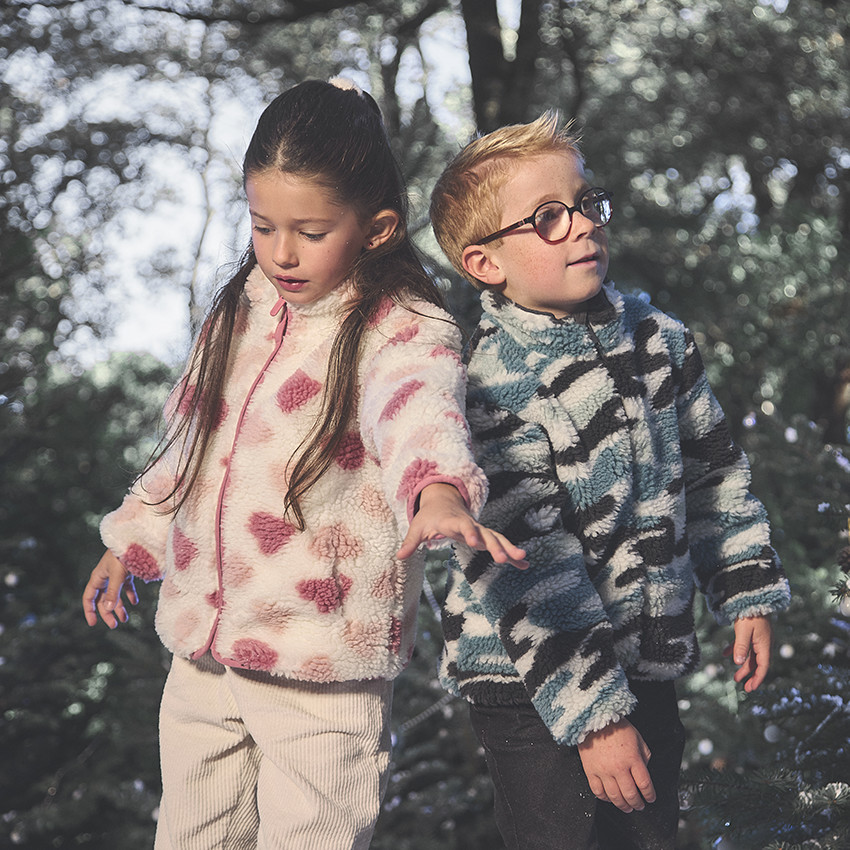 Chaqueta de sherpa con estampado de corazones para niña 